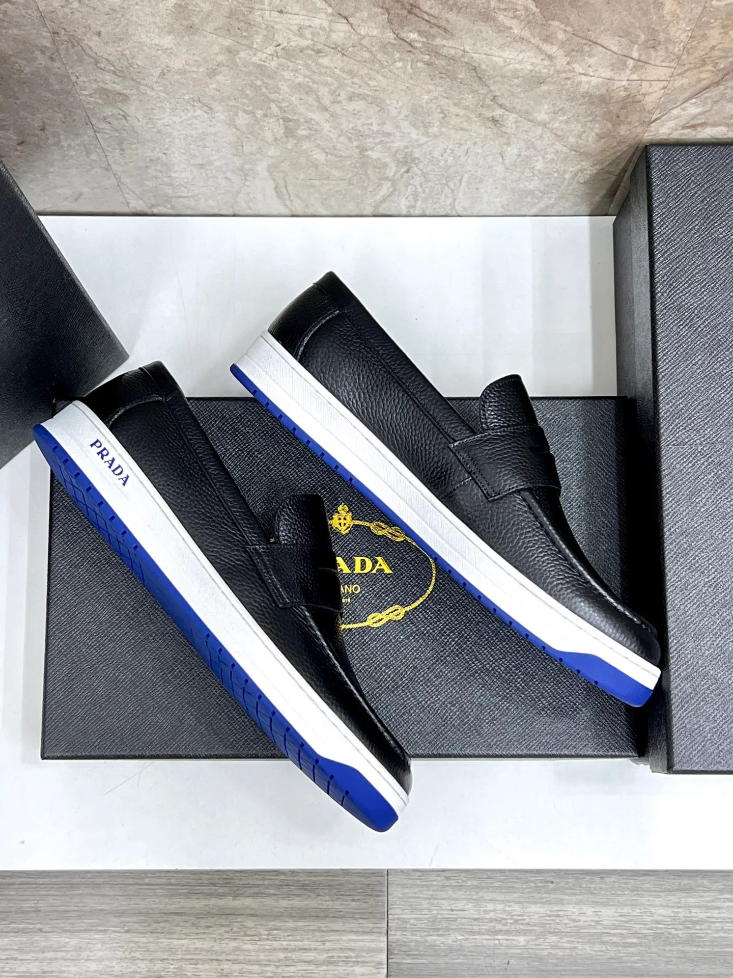 💰620 Prada classic men’s lace-up casual shoes｜Imported cowhide upper｜Layered stitching design on the upper Lightweight and breathable｜Soft and comfortable｜PRADA letters on the side｜Distinctive sporty style Showing the brand style｜Lightweight embossed rubber sole｜With cowhide foot pad lining｜Excellent foot feel Fashionable and elegant｜Size: 38-44 (customized at 45)